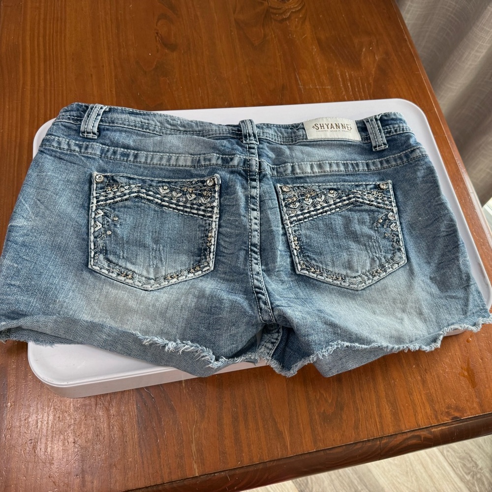 Women’s Sz 33 Shyanne Rhinestone Denim Shorts - Picture 2 of 9